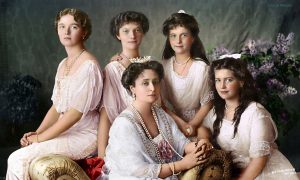 the-four-romanov-daughters-with-their-mother-tsarina-alexandra-1913